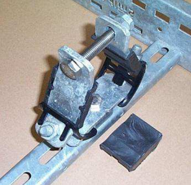Position the Atlas cable cleat and fixing (not supplied) onto the support structure.