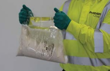To start the mixing process hold the bag as shown