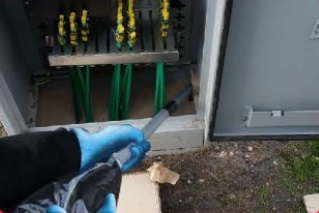 Direct the pouring tube at the base of the cabinet and the resin will start flowing after about 5 seconds.