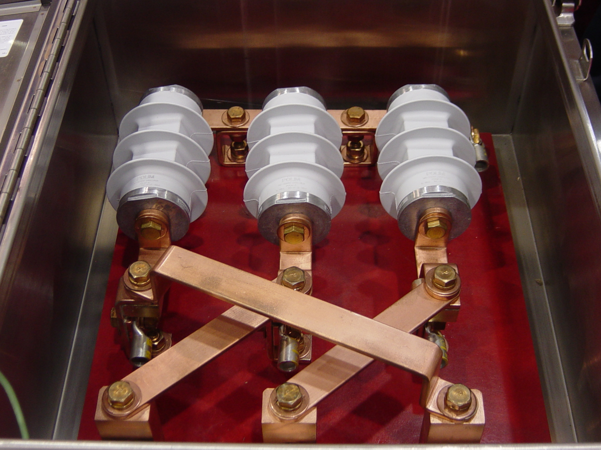 Fig. 4 Link box with 3 SVLs and cross-bonded sheaths Fig. 4 Link box with 3 SVLs and cross-bonded sheaths