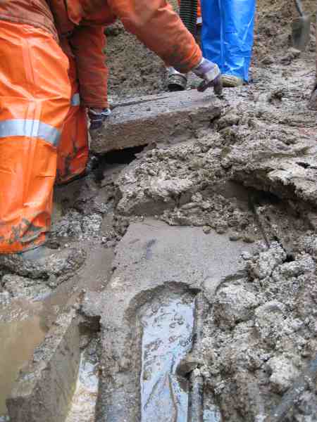 Freeze pit - once the leak has been narrowed to 50-100m length, the final excavation begins. Until signs of leaking cable oil are found