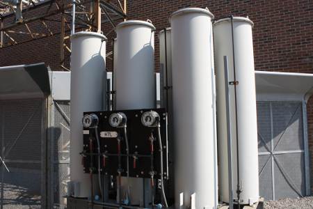 Once the freeze has been initiated, the gauges are monitored, the side that loses pressure, is flagged and deemed the side that requires further attention