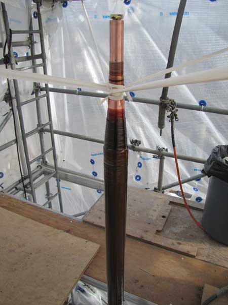 With the desired temperature reached, the freeze plug is active. The termination (pothead) is drained, and the old insulator is removed
