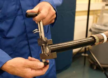 Figure 23 – Setting the Correct Cutting Depth etc at the Cable End (if no spare is available) Figure 23 – Setting the Correct Cutting Depth etc at the Cable End (if no spare is available)