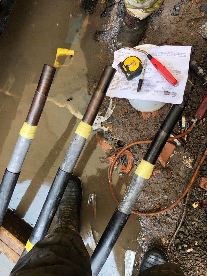 Stress relief mastic tape had been applied on the step down from lead to paper insulation to eliminate the air void and went on to fit the clear oil barrier sleeve (PILC side). PILC to XLPE single core 12kV cable joint 1