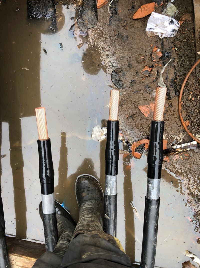 The semi conductive sleeve and stress control tube have been shrunk into place (PILC side) using a jointer gas torch kit. PILC to XLPE single core 12kV cable joint 2