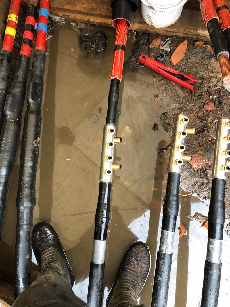 Connector is in place.Important to note that the connector insulation tubes and outer heatshrink sleeve have been parked down the core before connecting the two conductors together. PILC to XLPE single core 12kV cable joint 5