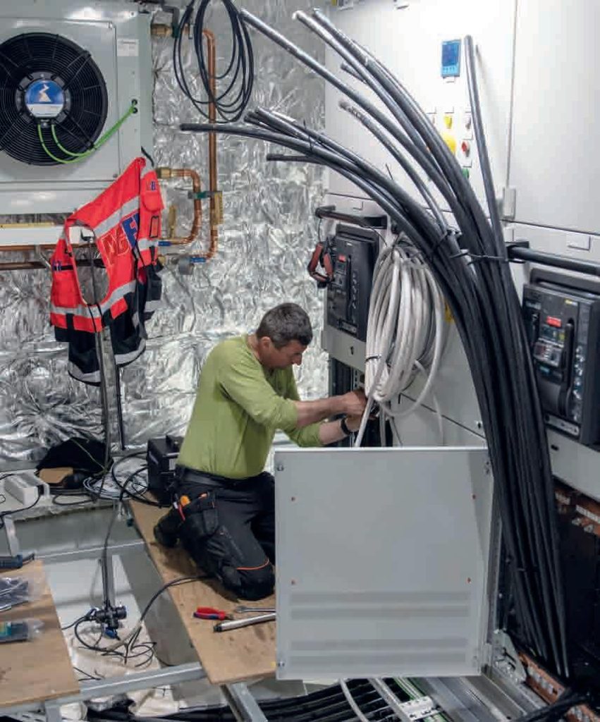 The aluminium power cables of the ALU Ship Connect System are much lighter and easier to install than traditional copper cables