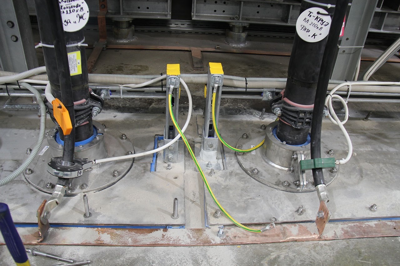 Flexible cable seals for gas insulated substations
