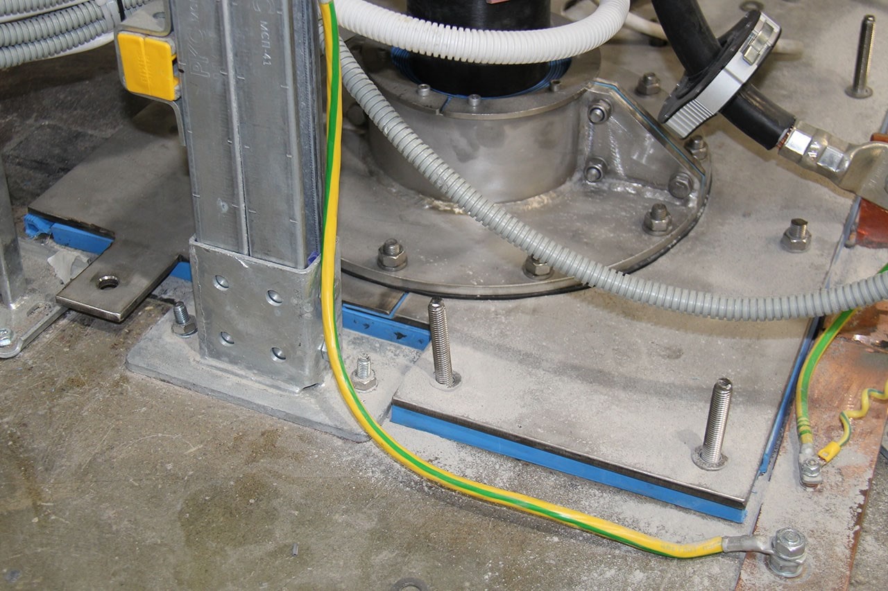 Flexible cable seals for gas insulated substations