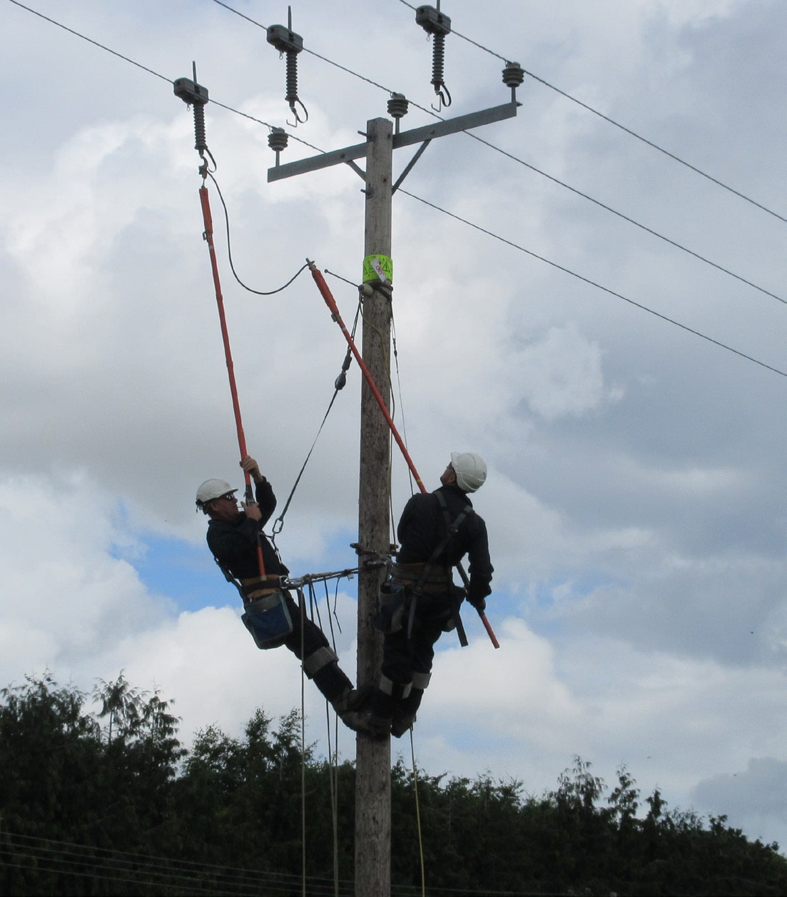 Power sensors are installed on overhead lines with hot sticks and require no calibration or additional, pole mounted equipment Power sensors are installed on overhead lines with hot sticks and require no calibration or additional, pole mounted equipment