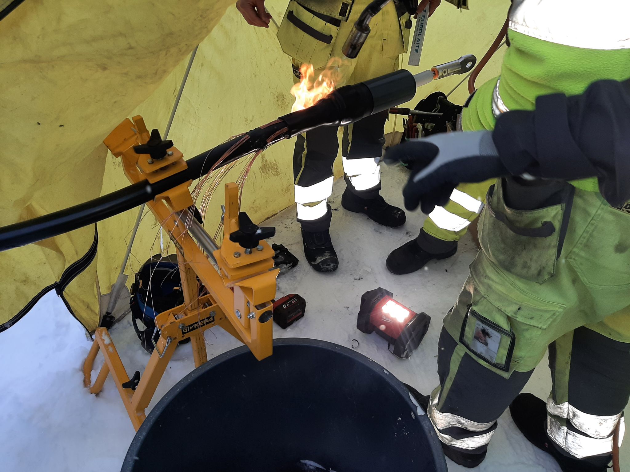Pictured | Cable stand manufactured by Vicera providing support and stability to medium voltage cables undergoing the termination, connection and installation of Nexans Euromold type P909TB/G. 