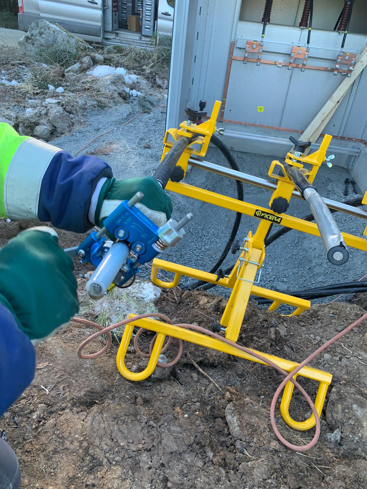 Guaranteed Stable Cables Using Vicera Stands for Medium & High Voltage Power Cable Connections 