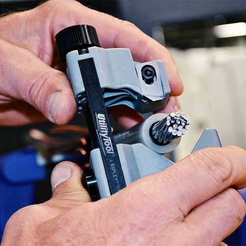 Easily adjusts to support cable with diameters from 0.55″ to 2.36″.