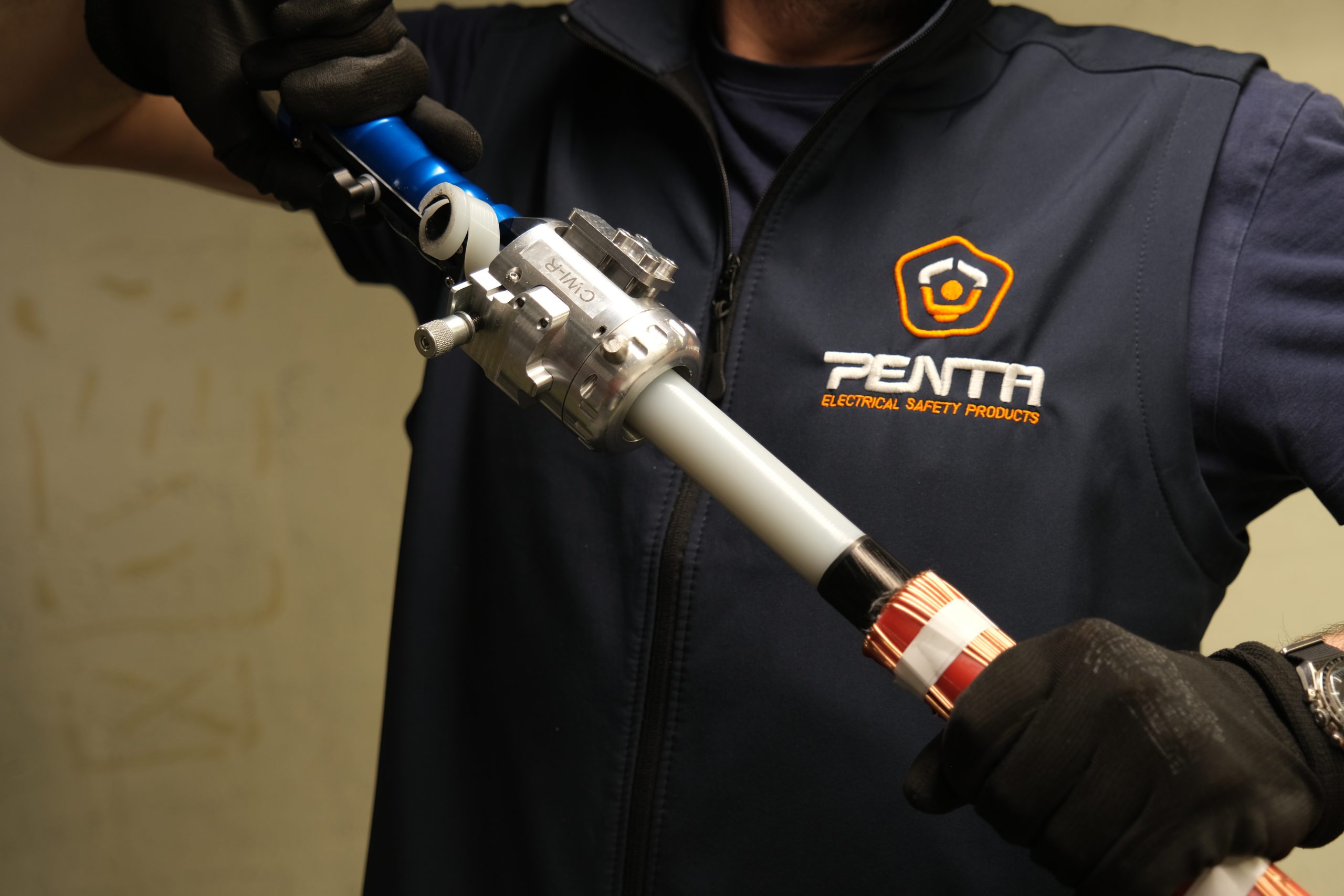 Manual or motorised operation with a powered screwdriver enables semi-automated cable stripping—ideal for high volumes and reducing RSI risk during repetitive tasks