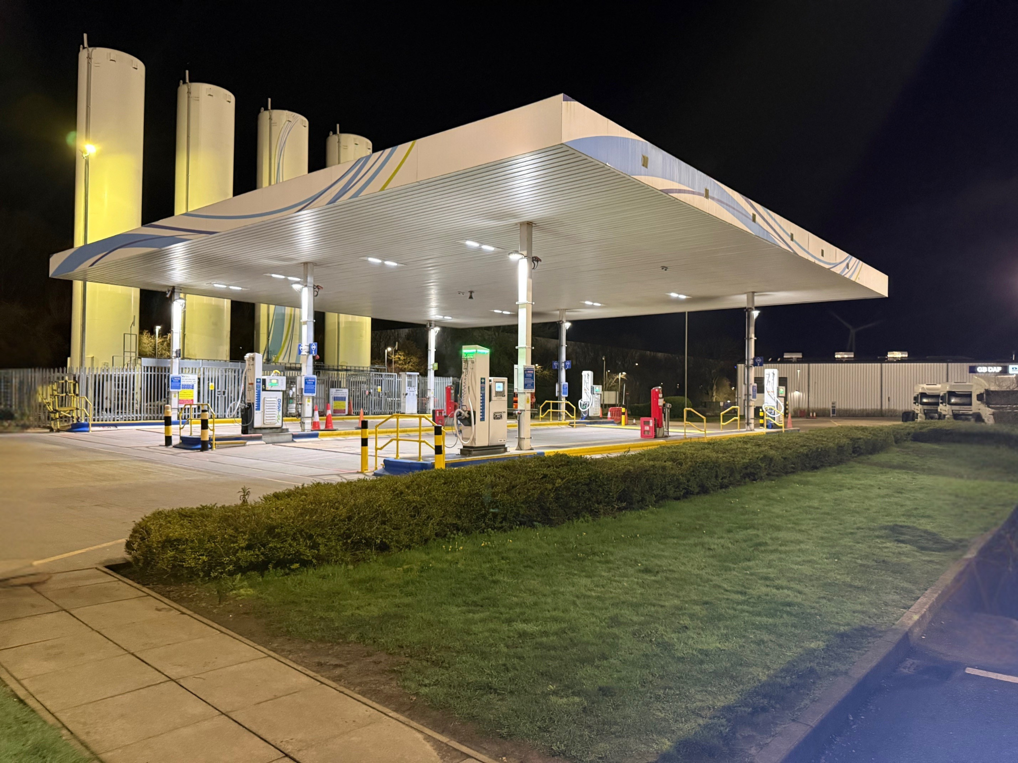 Hydrogen refuelling canopy lighting